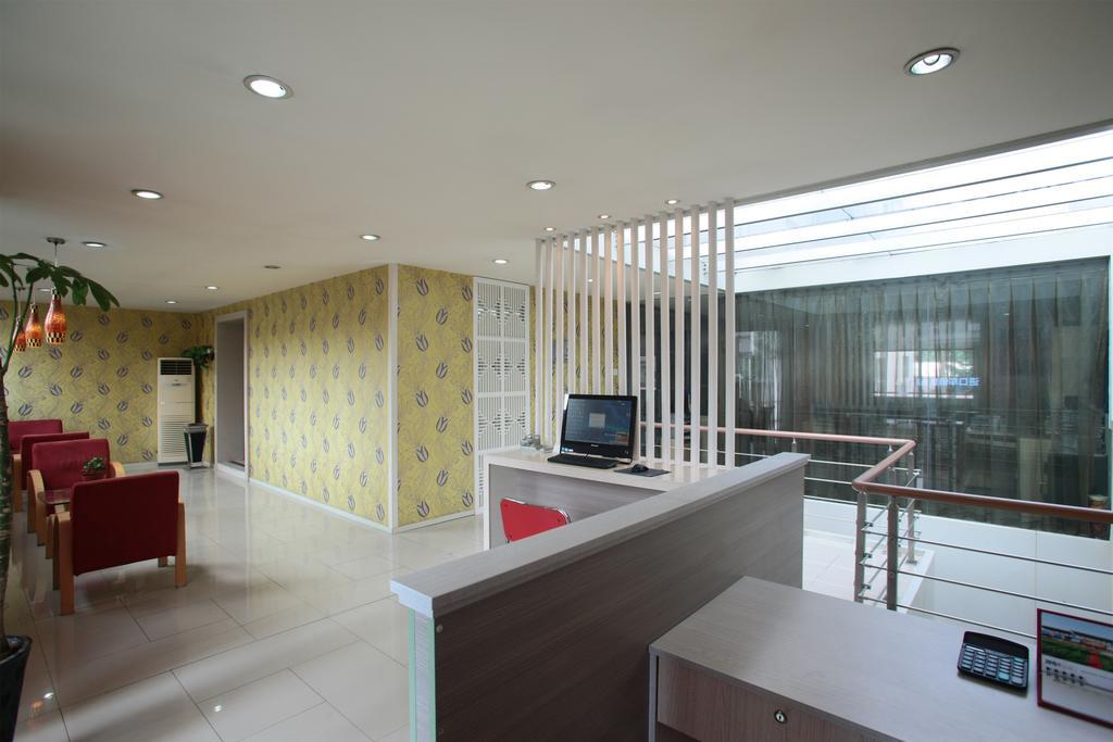 Qingdao Renjia Bussiness Hotel Екстер'єр фото