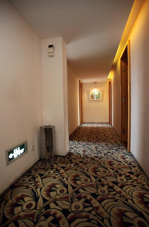 Qingdao Renjia Bussiness Hotel Екстер'єр фото